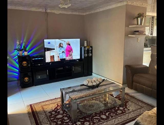 3 BEDROOM TOWNHOUSE FOR SALE IN VANDERBIJLPARK CE 3